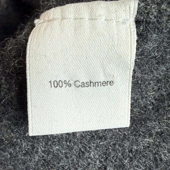 Saks Fifth Avenue Black Label 100% Cashmere V Neck Sweater Gray M